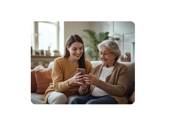 Madre e hija aprendiendo juntas a usar el celular con seguridad